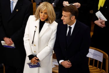 El presidente francés, Emmanuel Macron, y su esposa, Brigitte Macron, asisten a la misa inaugural.