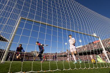 Robert Lewandowski marca el 2-1 al Girona. 



