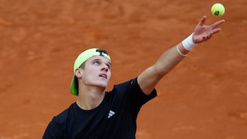 MADRID, 27/04/2025.- El checo Jakub Mensik en su encuentro frente al estadounidense Ben Shelton durante el Mutua Madrid Open que se disputa hoy domingo en las instalaciones de la Caja Mágica, en Madrid. EFE / Juanjo Martín.