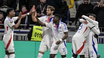 Los jugadores del Olympique de Lyon celebran un gol.