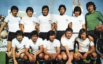 Rolando García, primero arriba a la izquierda en Colo Colo 75, fue expulsado 16 veces en una carrera que incluyó el Mundial de Alemania 1974 con la Roja.