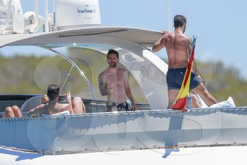 Messi, Luis Suárez y Cesc en sus vacaciones familiares en Ibiza.