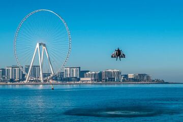 Esta imagen del 17 de febrero muestra al francés Vince Reffet, conocido como El hombre volador, en un vuelo junto a la noria Ain Dubai. Reffet, famoso por volar junto a un Airbus A380 o por saltar desde el edificio más alto del mundo, el Burj Khalifa de Dubai, falleció en un accidente mientras se entrenaba en la base Jetman, a las afueras de Dubai.