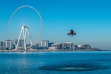 Esta imagen del 17 de febrero muestra al francés Vince Reffet, conocido como El hombre volador, en un vuelo junto a la noria Ain Dubai. Reffet, famoso por volar junto a un Airbus A380 o por saltar desde el edificio más alto del mundo, el Burj Khalifa de Dubai, falleció en un accidente mientras se entrenaba en la base Jetman, a las afueras de Dubai.
