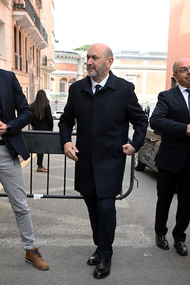 Rafael Louzán asiste a la capilla ardiente por Fernando Ónega situada en la Casa de Galicia de Madrid.