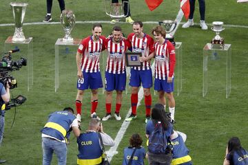 Juanfran, Koke y Griezmann posan con Godín durante el homenaje. 