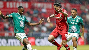 MEX4274. TOLUCA (MÉXICO), 02/11/2024.- Jesús Angulo (c) de Toluca disputa el balón con Stiven Barreiro (i) de León este sábado, en un partido por la jornada 15 del torneo Apertura 2024 de la Liga MX, en el estadio Nemesio Diez de la ciudad de Toluca (México). EFE/ Alex Cruz