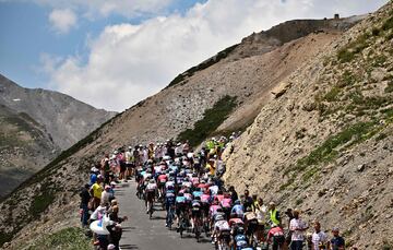 El pelotón durante la duodécima etapa del Tour de Francia 2022.