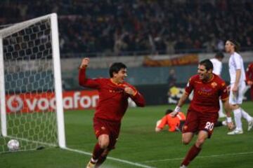 En aquella llave, Roma gan&oacute; sus dos partidos al Real Madrid y ambos por 2-1. En el duelo de ida jugado en Italia, David Pizarro anot&oacute; un gol.