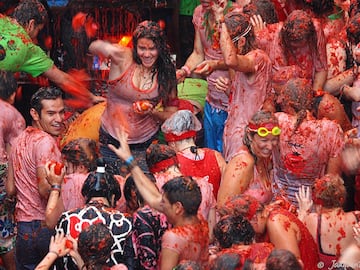 Es una de las fiestas más representativas del verano. Su génesis se remonta al último miércoles de agosto del año 1945 y comenzó casi por casualidad por un lanzamiento improvisado en mitad de un desfile de gigantes y cabezudos de la época. La Tomatina llegó incluso a ser prohibida en la década de los 50, pero el clamor popular obligó a que se instaurara de nuevo. Su popularidad creció en los años ochenta y en 2002 fue declarada Fiesta de Interés Turístico Internacional. Este año se celebra el miércoles 25 de agosto, pero el coronavirus impedirá una fiesta al uso, aunque habrá algunos actos programados.