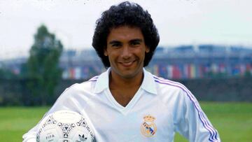 Hugo Sánchez posa con la camiseta del Real Madrid