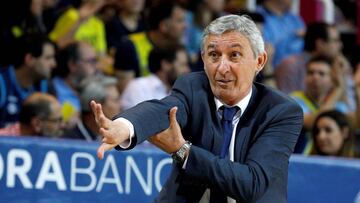 GRAF9651. ANDORRA LA VELLA, 30/05/2018.- El serbio Svetislav Pesic, entrenador del FC Barcelona Lassa, durante el segundo partido de playoff de cuartos de final de la Liga ACB que enfrenta hoy al MoraBanc Andorra y al FC Barcelona Lassa en el Polideportivo de Andorra. EFE/Fernando Galindo