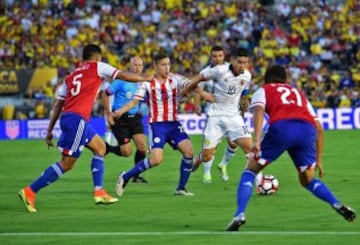 Colombia's James Rodriguez (C-R) vies for the ball with Paraguay's Robert Andres Piris (C-L) during a Copa America Centenario football match  in Pasadena, California, United States, on June 7, 2016.  / AFP PHOTO / Frederic J. Brown