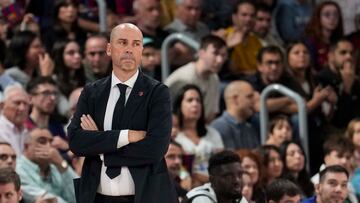 BARCELONA, 03/11/2024.- El técnico del Barça Basket, Joan Peñarroya, durante el partido correspondiente a la décimo quinta jornada de la fase regular de la LIGA ENDESA entre el Barça y el Leyma Coruña. EFE/Enric Fontcuberta