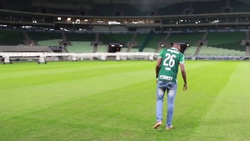 Mina pisa descalzo el estadio de Palmeiras como en Santa Fe