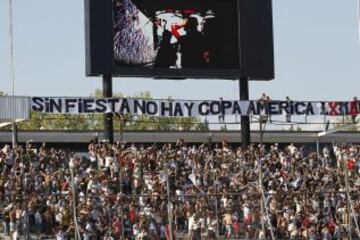 Lienzo de la barra colocolina, alusivo a las normas de estadio seguro