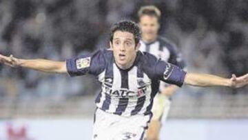 <b>UN TURCO DE MODA. </b>Nihat celebra un gol con la camiseta de la Real. En España ha metido 53 tantos.