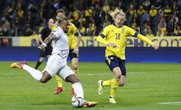 Adama Traoré y Emil Forsberg.