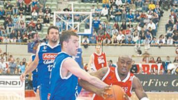 <b>MUY ACERTADO. </b>El francés Gomis resultó clave en el desenlace.