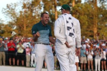 Sergio García celebra con su caddie Glen Murray su primer  major.