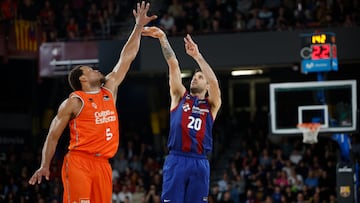 BARCELONA, 04/02/2024.- El base del Barcelona Nicolás Laprovittola (d) lanza ante Justin Anderson, del Valencia, durante el partido de la Liga Endesa de baloncesto que FC Barcelona y Valencia Basket disputan este domingo en Barcelona. EFE/Alberto Estévez
