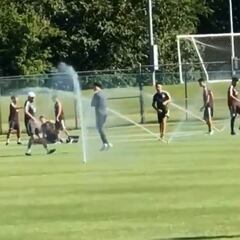 ¡Ahí va el agua! Los aspersores se prenden en entrenamiento del Tri