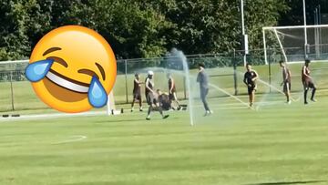 Cuando Ochoa, Guardado y compa&ntilde;&iacute;a se dispon&iacute;an para el entrenamiento en Charlotte, el agua hizo de las suyas.