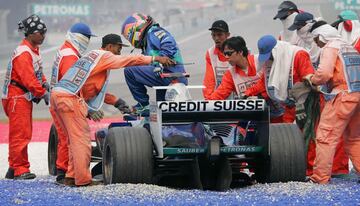Iba l赤der, buscaba la victoria, pero esta vez lleg車 el error humano. Siete vueltas despu谷s de que abandonara por un fallo mec芍nico su compa?ero Fisichella, Alonso se fue largo tras la curva cuatro de Montreal y choc車 contra el muro. Lleg車 a boxes, pero tuvo que retirarse. Y en la novena del a?o, Indian芍polis, no particip車 por problemas de seguridad con los neum芍ticos Michelin, lo hicieron solo los seis pilotos de Bridgestone. Un espejismo en un a?o sensacio-nal#