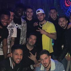 Omar Montes, invitado estrella en la fiesta de cumpleaños del futbolista Arias