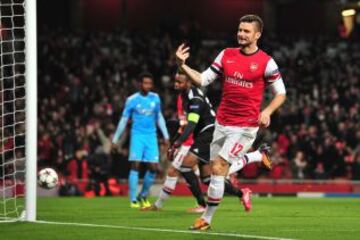 El delantero francés del Arsenal Olivier Giroud celebrando el gol del centrocampista Jack Wilshere que anotó un gol tempranero durante el partido de Champions League entre el Arsenal y el Olympique de Marsella en el Emirates Stadium de Londres