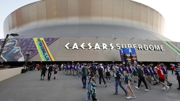New Orleans (United States), 03/02/2025.- Football fans gather outside during the National Football League's Super Bowl LIX Opening Night event at Caesars Superdome in New Orleans, Louisiana, USA, 03 February 2025. The AFC champion Kansas City Chiefs face the NFC champion Philadelphia Eagles in Super Bowl LIX at Caesars Superdome in New Orleans, Louisiana, on 09 February 2025. (Nueva Orleáns, Filadelfia) EFE/EPA/ERIK S. LESSER