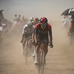 Simon Clarke logra la victoria sobre los adoquines