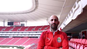 Spinelli posa en el Estadio Akron como el nuevo DT de Chivas Femenil.