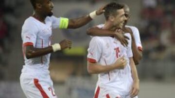 Blerim Dzemaili de Suiza celebra su gol ante Liechtenstein con sus compañeros Johan Djourou (y Gelson Fernandes.