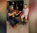 Pablo Díaz de 'Pasapalabra' emociona a Soria tocando el himno del Sevilla con su violín