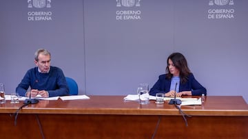 El director del Centro de Coordinaci&oacute;n de Alertas y Emergencias Sanitarias (CCAES), Fernando Sim&oacute;n, y la secretaria de Estado de Sanidad, Silvia Calz&oacute;n, interviene durante una rueda de prensa convocada ante los medios de comunicaci&oa