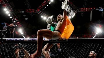 Conor McGregor festeja su victoria sobre Eddie Álvarez en el UFC 205.