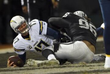 Con sendos field goals (uno de 50 yardas de Janikowski, el otro de 47 de Lambo) se lleg¨® al descanso. La reanudaci¨®n fue un mero intercambio de punts hasta que, ya acabando, Philip Rivers fue placado en su propio end zone por el nose tackle Denico Autrey, lo que pondr¨ªa el 12 a 17 en el marcador.