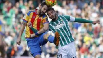 Negredo disputa un bal&oacute;n en el encuentro contra el Betis. 