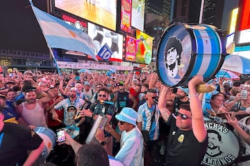 Miles de aficionados argentinos se concentraron en Times Square (Nueva York) antes de la semifinal de la
Copa América que disputó su selección contra Canadá. En la fotografía se puede apreciar
entre la multitud un bombo con el rostro de Diego Armando Maradona, eterno ídolo de los seguidores albicelestes.