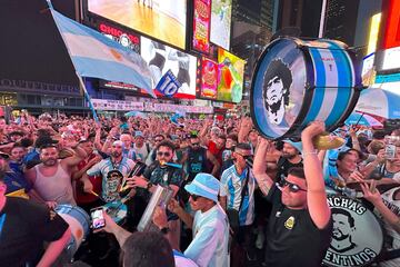 Miles de aficionados argentinos se concentraron en Times Square (Nueva York) antes de la semifinal de la
Copa Am¨¦rica que disput¨® su selecci¨®n contra Canad¨¢. En la fotograf¨ªa se puede apreciar
entre la multitud un bombo con el rostro de Diego Armando Maradona, eterno ¨ªdolo de los seguidores albicelestes.