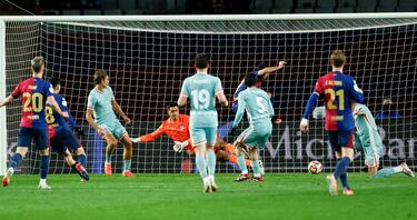 Koundé entró en el área y cedió con mucha calma hacia Pedri, que engañó a Musso, portero del Atlético de Madrid.