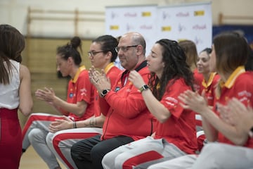 El equipo español aplaude durante el acto de despedida. 