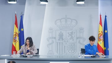 La ministra Portavoz, Isabel Rodríguez (d), y la ministra de Sanidad, Carolina Darias (i), ofrecen una rueda posterior a la reunión del Consejo de Ministros, en el Palacio de la Moncloa, a 7 de febrero de 2023, en Madrid (España). El Consejo de Ministros ha aprobado la modificación del Real Decreto de 19 de abril de 2022 por la cual el uso de las mascarillas dejará de ser obligatorio en los transportes públicos, así como en las ópticas y centros auditivos. De esta forma, las mascarillas, solo son obligatorias en los centros y servicios sanitarios como hospitales, centros de salud o clínicas dentales, en farmacias y en las residencias. Esta nueva normativa se produce casi un año después de que el uso de las mascarillas dejase de ser obligatorio en el exterior.
07 FEBRERO 2023;MADRID;CONSEJO DE MINISTROS;TRANSPORTES PÚBLICOS;MASCARILLAS
Eduardo Parra / Europa Press
07/02/2023