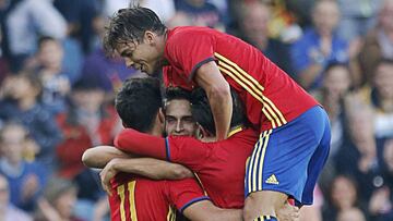 GRA342. PONTEVEDRA, 10/10/2016.- Los jugadores de la selecci&oacute;n Sub 21 de Espa&ntilde;a celebran el gol marcado por su compa&ntilde;ero Marco Asensio ante Estonia, el segundo del equipo, durante el partido clasificatorio para el Campeonato Europeo Polonia 2017, que disputan en el estadio de Pasar&oacute;n de Pontevedra. EFE/Lavandeira jr