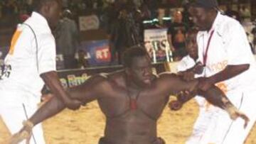 <b>DERROTÓ A BOMBARDIER. </b>Yekini, en el momento en el que los jueces le sujetan tras haber superado a Bombardier en el combate celebrado ayer en Dakar.