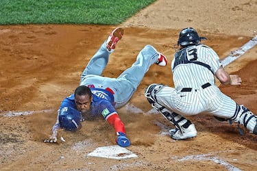 Vladimir Guerrero Jr., de los Toronto Blue Jays, se desliza sobre la arena y toca la base antes de ser contactado por Austin Wells, de los New York Yankees, durante el tercer partido de las Division Series de la Liga Americana de los playoffs de la MLB, los cuartos de final de la liga. El esfuerzo fue en vano, porque el triunfo fue para los del Bronx, que caen 1-2 en el total.
