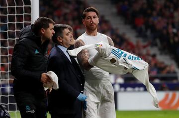 Sergio Ramos fue antendido por los servicios médicos del conjunto blanco.