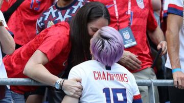 La capitana de Estados Unidos, Megan Rapinoe, llevó su felicidad a las gradas, en donde se encontraba su novia, Sue Bird, con quien festejó de manera especial.