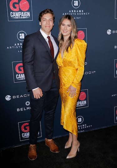 Joseph Baena posa junto a su pareja, Nicky Dodaj, durante la 13.ª Gala Anual de Go Campaign en NeueHouse Hollywood